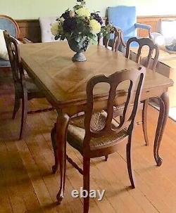 Beautiful French solid Oak Extending Dining Table and 4 chairs (KT13 area)