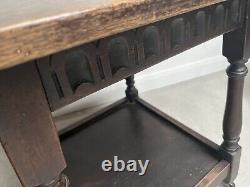 Ancienne table d'appoint carrée en chêne avec détails sculptés sur roulettes
