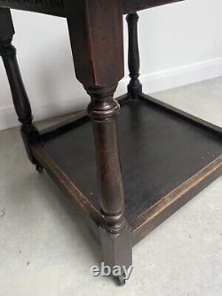 Ancienne table d'appoint carrée en chêne avec détails sculptés sur roulettes