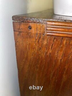 Belle commode antique en chêne noir du XVIIIe siècle