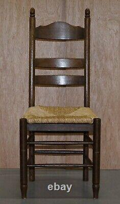 Belle suite de six chaises de salle à manger en chêne à dossier échelle néerlandaise avec assises en paille, vers 1940.