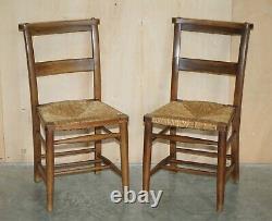 Belle suite de six chaises de salle à manger en chêne avec dossier en échelle et assises en paille d'osier, vers 1860.