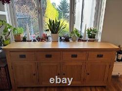 Buffet extra large Oakvale / Meuble de rangement latéral en bois massif à 4 tiroirs et 4 portes