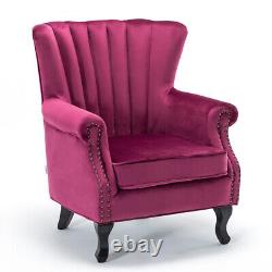 Chaise en velours style Queen Anne avec dossier à ailes, siège vintage pour salon près de la cheminée, pieds en chêne.