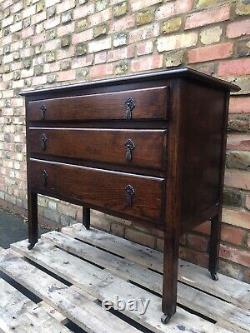 Commode en chêne des années 1930 avec roulettes.