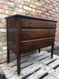 Commode en chêne des années 1930 avec roulettes.