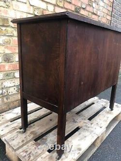 Commode en chêne des années 1930 avec roulettes.