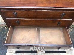 Commode en chêne des années 1930 avec roulettes.