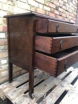 Commode en chêne des années 1930 avec roulettes.