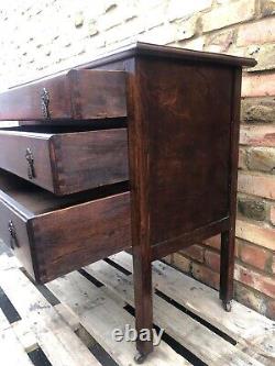 Commode en chêne des années 1930 avec roulettes.