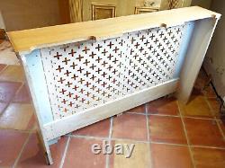 Couverture de radiateur vintage sur mesure en chêne massif et armoire en bois peint crème