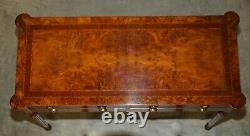 Exquis Circa 1920 Burr Elm et Satinwood Console Table restaurée à la française polie