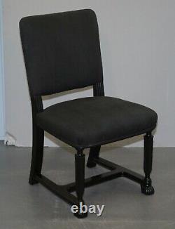 Jolie paire de fauteuils d'appoint Eichholtz, cadres ébonisés, revêtus de lin gris.