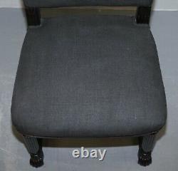 Jolie paire de fauteuils d'appoint Eichholtz, cadres ébonisés, revêtus de lin gris.