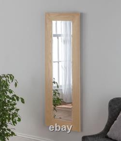 Miroir mural plein longueur en chêne naturel avec un design en bois, biseauté et de style libre, dimensions 131x45cm.