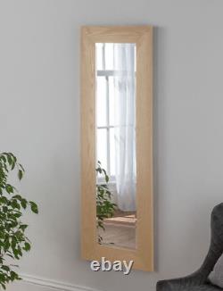 Miroir mural plein longueur en chêne naturel avec un design en bois, biseauté et de style libre, dimensions 131x45cm.