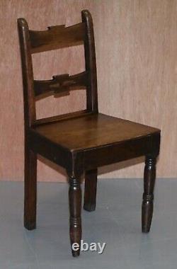 Paire de chaises de couloir d'occasion en chêne anglais vintage charmant avec motif de primates
