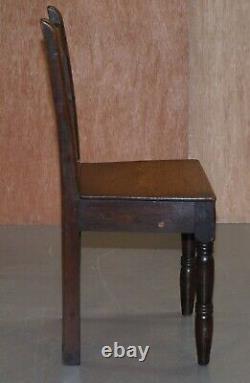 Paire de chaises de couloir d'occasion en chêne anglais vintage charmant avec motif de primates