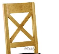 Paire de chaises de salle à manger en bois massif avec dossier croisé en chêne et sièges en PU.