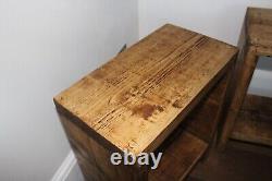 Paire de tables de chevet en bois massif rustique faites à la main de 50cm de hauteur avec lampe de chevet.