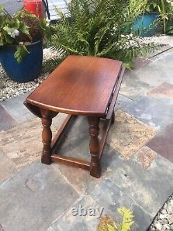 Petite table basse en bois massif à feuilles rabattables de style vintage. Chêne