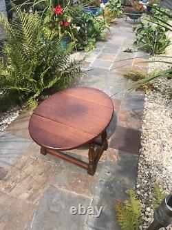 Petite table basse en bois massif à feuilles rabattables de style vintage. Chêne