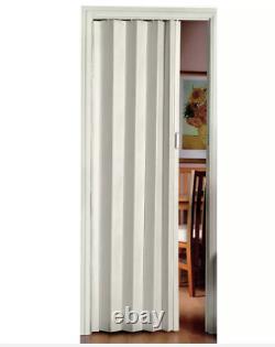 Porte pliante en PVC blanc à effet chêne, neuve, de type accordéon, pour intérieur, au Royaume-Uni.