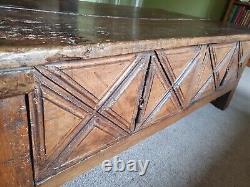 Table basse antique rustique en chêne massif fait main de style chunky (robuste) en français