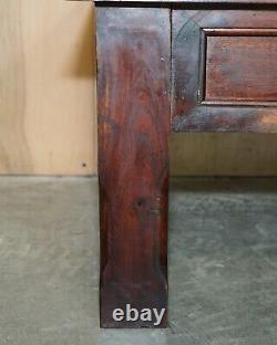 Table basse en chêne vintage avec des pieds massifs et un plateau en bois de trois planches.
