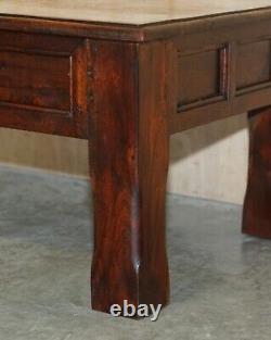 Table basse en chêne vintage avec des pieds massifs et un plateau en bois de trois planches.