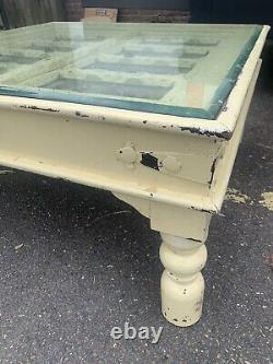 Table basse vintage / Salon en bois incrusté de panneaux en laiton