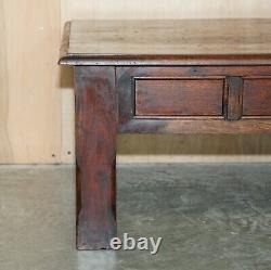 Table basse vintage en chêne avec des pieds massifs et un dessus en bois à trois planches.