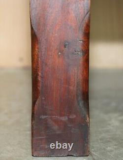 Table basse vintage en chêne avec des pieds massifs et un dessus en bois à trois planches.