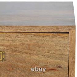 Table de chevet compacte en bois avec rangement, 2 tiroirs et poignées en laiton.