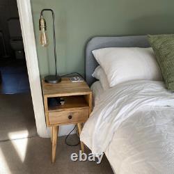 Table de chevet nordique à petit tiroir en bois massif et étagère, style scandinave.