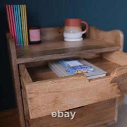 Table de chevet nordique moderne, unité de rangement scandinave en bois avec 3 tiroirs et poignées découpées.