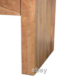 Table de chevet scandinave en bois massif avec une forme massive et courbée pour le rangement dans une chambre scandinave.