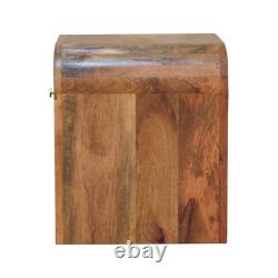 Table de chevet scandinave en bois massif avec une forme massive et courbée pour le rangement dans une chambre scandinave.