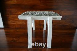 Tabouret d'intérieur en chêne blanc minimaliste avec tapis en peau de mouton de Gotland 2 AU