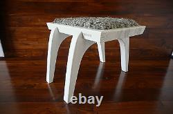 Tabouret d'intérieur en chêne blanc minimaliste avec tapis en peau de mouton de Gotland 2 AU